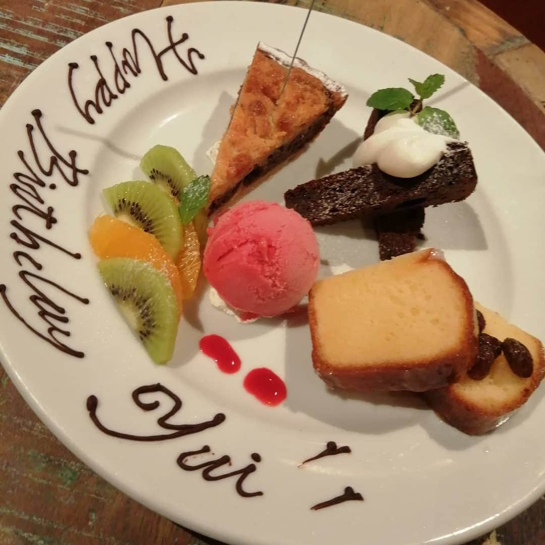 杉山由紀子さんのインスタグラム写真 - (杉山由紀子Instagram)「先日はゆいのバースデーお祝い🎁🎂 * 久しぶりに会えてよかった(^-^)⭐ * * この日はnehaさんの新作着ていった♥️ @neha_n_official  @neha_n_co_ltd_official * かわいいーーー🤤💗 * 後ろがすこしゆったりめのU字なのでまたアップしますね💗 * * * #neha #ネハ #ネハコーデ #コーディネート #cordinate #fashion #new #ボーダー #自由が丘 #cafe #BD #happy」8月15日 11時35分 - yukikosugiyama