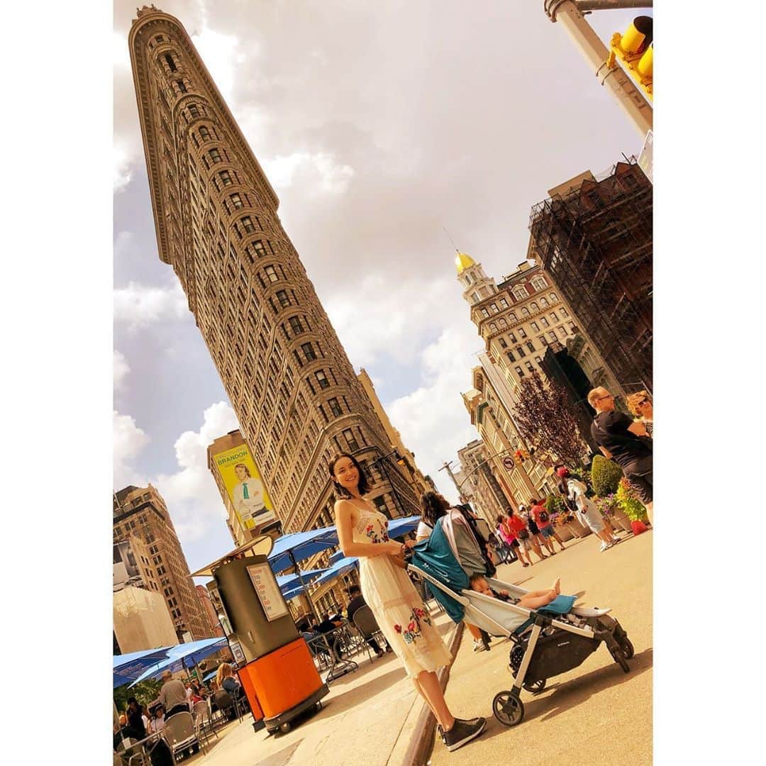 エミ・マイヤーのインスタグラム：「Two years ago today in New York City❤️Reminiscing on old travels and looking forward to new adventures!」