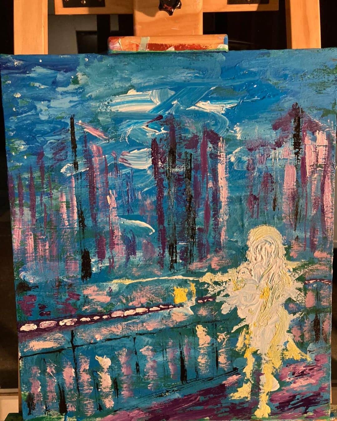 尾形穂菜美のインスタグラム：「母の知り合いのお子さんが私の絵を描いてくれました。 好きな色味で描いてくれるそうで、 今すごい話題になってるらしく、 これから有名な芸術家さんになりますね絶対。  1枚20万円で売れるらしい…。  7歳の子が描いた絵なんて、 信じられない。 すごすぎる。  リクエストも受けてるそうです🙆‍♀️🌈  嬉しい…✨」