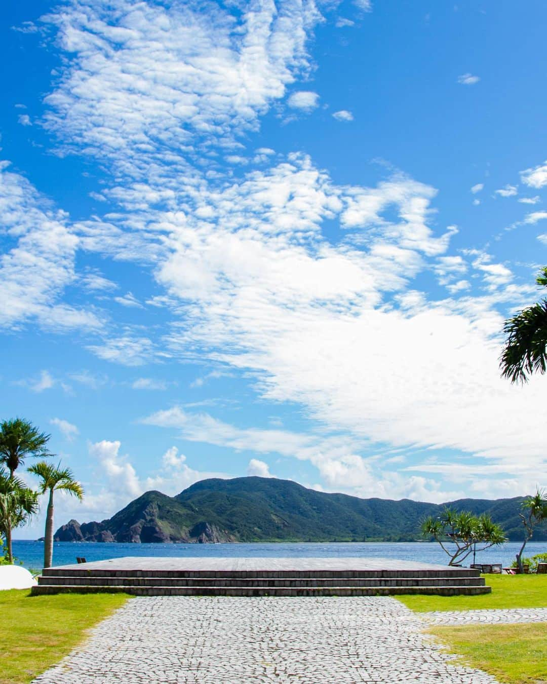 HOTEL THE SCENE -ホテル ザ シーン- さんのインスタグラム写真 - (HOTEL THE SCENE -ホテル ザ シーン- Instagram)「夏空。﻿ ﻿ ウッドデッキからの景色を見ると、﻿ ﻿ ”すごーーい”という声が聞こえてきます。﻿ ﻿ その景色に心癒されてください。﻿ ﻿ #鹿児島 #奄美大島 #旅行 #旅 #1人旅 #女子旅 #ヨガ旅 #travel #trip #夏 #夏休み #summer #summervacation #離島 #離島ライフ #ヨガ #yoga #海ヨガ #浜ヨガ #supヨガ #yogalife #リゾート #resort #自然 #秘境 #ビーチ #beach #japan #japan_vacation #visitjapanjp」8月15日 11時52分 - the_scene_wellnessresort