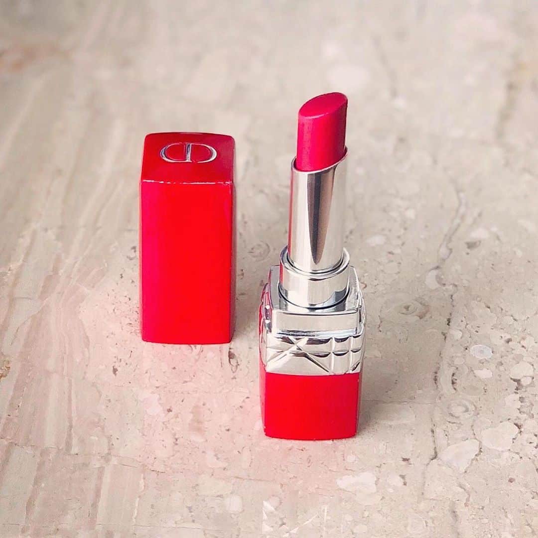 青木英李さんのインスタグラム写真 - (青木英李Instagram)「赤いドレスに赤いルージュだった日💋 上唇を少しオーバー気味に塗ってぷっくりと♡♡リップの色味が濃いので目元の色味はナチュラルに。 ・ 赤いルージュは肌の透明感をUPさせてくれるから好き。 dress/ @fray_id  lip/ @diormakeup  ・ ・ #Red #fashion #makeup  #ルージュディオールウルトラルージュ999」8月15日 11時53分 - eriaoki_official