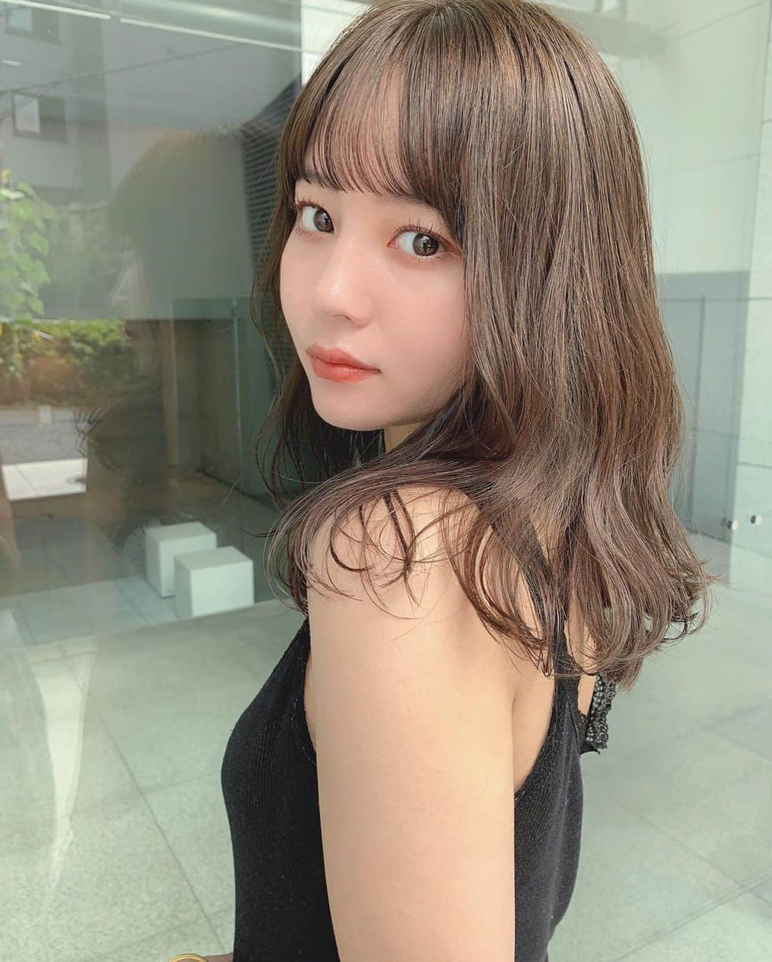 NANAMIさんのインスタグラム写真 - (NANAMIInstagram)「new hair color🤍 ベースにハイライト入れてミントグレージュに🌿 ミントグレージュお気に入りすぎて3回連続この色✌︎ @kotone_kuno  さんいつもありがとうございます🤍 #lbyhome #nana_hair」8月15日 11時53分 - nanami023