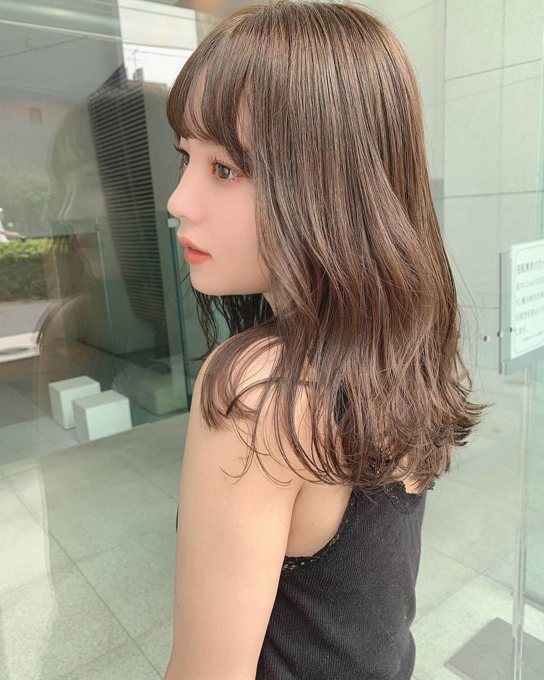 NANAMIさんのインスタグラム写真 - (NANAMIInstagram)「new hair color🤍 ベースにハイライト入れてミントグレージュに🌿 ミントグレージュお気に入りすぎて3回連続この色✌︎ @kotone_kuno  さんいつもありがとうございます🤍 #lbyhome #nana_hair」8月15日 11時53分 - nanami023