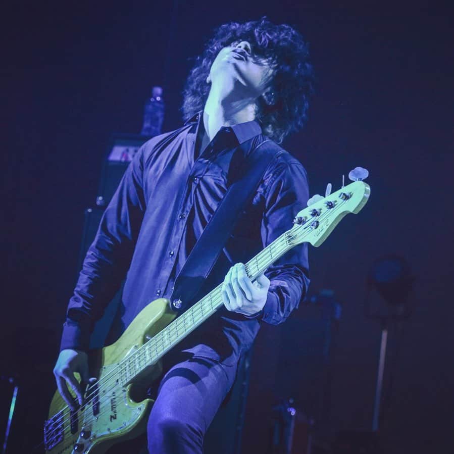 磯部寛之のインスタグラム：「Thanks again to THIS SUMMER FESTIVAL 2020 day 1! Was overwhelming to actually play in front of the audience, and was also very happy to feel the energy from all of you who watched us through the screen. Wearing similar outfit that I used to wear many years ago and using the instrument that used to play back then was pretty cool, it reminded me of those days when we had the former band name. Tonight we’re holding day 2, which will exclusively be only for [Alexandros] CREW members. We will be playing songs which were requested from CREW members. See you all later, either at the venue or through the screen! Hiro ディスフェス初日ありがとうございました。久しぶりに実際に目の前に皆がいるのを見て感動したし、画面越しに観てくれてる皆からのエネルギーもビシビシ感じれて嬉しかったです。何年も前の衣装と同じ様なの着て当時弾いてた楽器で演奏するのも楽しくて、改名前を思い出しました。そして今夜は2日目、こちらはFC限定特別編。CREWからのリクエストにお応えします。それでは皆さん直接でも画面越しでも、また今夜！ひろ #alexandros #thissummerfestival2020 #day1 #無事 #終了 #感無量 #でした #ありがとう #今宵 #も #よろしく #ね」