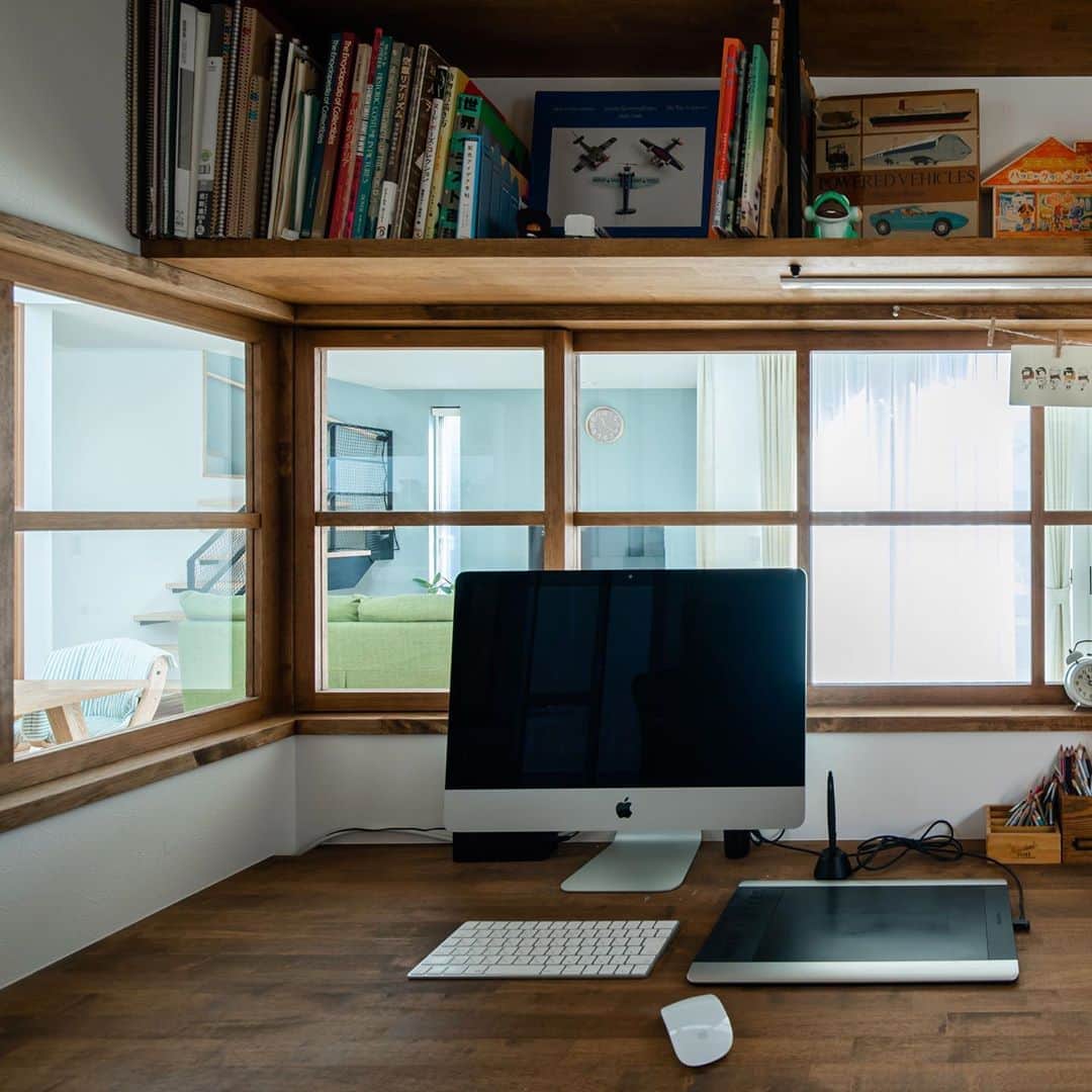 ルポハウス一級建築士事務所さんのインスタグラム写真 - (ルポハウス一級建築士事務所Instagram)「・ ・ ・ 思わずのぞき込みたくなる、室内窓が可愛いアトリエ。 ・ イラストレーターの奥様が仕事中でも家族を見守りつつ、集中して創作に取り組めるよう配慮。キッチンとの動線も至極便利。 ・ ・ ・ 𓐌𓐌𓐌𓐌𓐌𓐌𓐌𓐌𓐌𓐌𓐌𓐌𓐌𓐌𓐌𓐌𓐌𓐌  ルポハウスの施工事例はこちらまで☞ @reposhouse  𓐌𓐌𓐌𓐌𓐌𓐌𓐌𓐌𓐌𓐌𓐌𓐌𓐌𓐌𓐌𓐌𓐌𓐌 #ルポハウス は#ちょっとかっこいい家 を"友人のために" という思いでつくっています。 一生に一度の#マイホーム。 「あなたにしかできない」×「ルポハウスだからできる」で、 私たちだけの#家づくり を思いっきり楽しんでみませんか？！ ・ ・ ・ #住宅 #注文住宅 #新築一戸建て #デザイナーズ住宅  #一級建築士事務所 #設計事務所  #滋賀県大津市 #滋賀県草津市 #滋賀県栗東市  #滋賀県近江八幡市 #設計士とつくる家 #室内窓 #自宅アトリエ #アトリエ #ナラ無垢 #オーク無垢 #造作デスク #造作デスクカウンター  ・ ・ 《夏季休業のお知らせ》  誠に勝手ながら、下記の日程を夏季休業とさせていただきます。  8月12日(水)～ 8月19日(水)  上記期間中は、お問い合わせへのご返答や無料相談会もお休みとなりますのでご了承くださいませ。 休業中にいただきましたものに関しましては、8月20日（木） より順次対応させていただきます。 ご不便おかけしますが、何卒よろしくお願いいたします。」8月15日 12時00分 - reposhouse