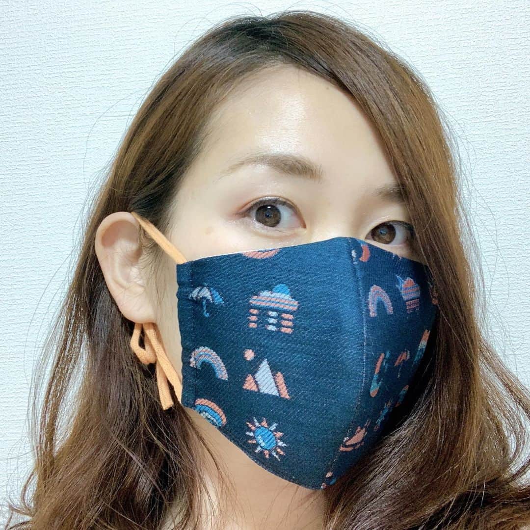 ティーナ・カリーナのインスタグラム：「みちのくコレクションのロケでお邪魔したnitoritoさん、デザイナーさん達が可愛いマスクをされてるなぁと思ってたら、なんと帰りにプレゼントしてくださいました😷💕嬉しい‼️  米沢織のマスク✨ 雨上がりの虹がデザインされています☺️ 肌触りもとっても良くて、つけ心地はさらっとしています✨  取材の模様は、本日この後TBCテレビサタデーウォッチン！内で放送♪  岩手では来週金曜日「金曜情報館」内で放送されます😊  マスクやストールはnitoritoさんのページから注文できます👍 （マスクは他の柄や子供用サイズもありますよ😊）  #nitorito #マスク #米沢織 #rainbow  #山形　#伝統工芸  #東北」