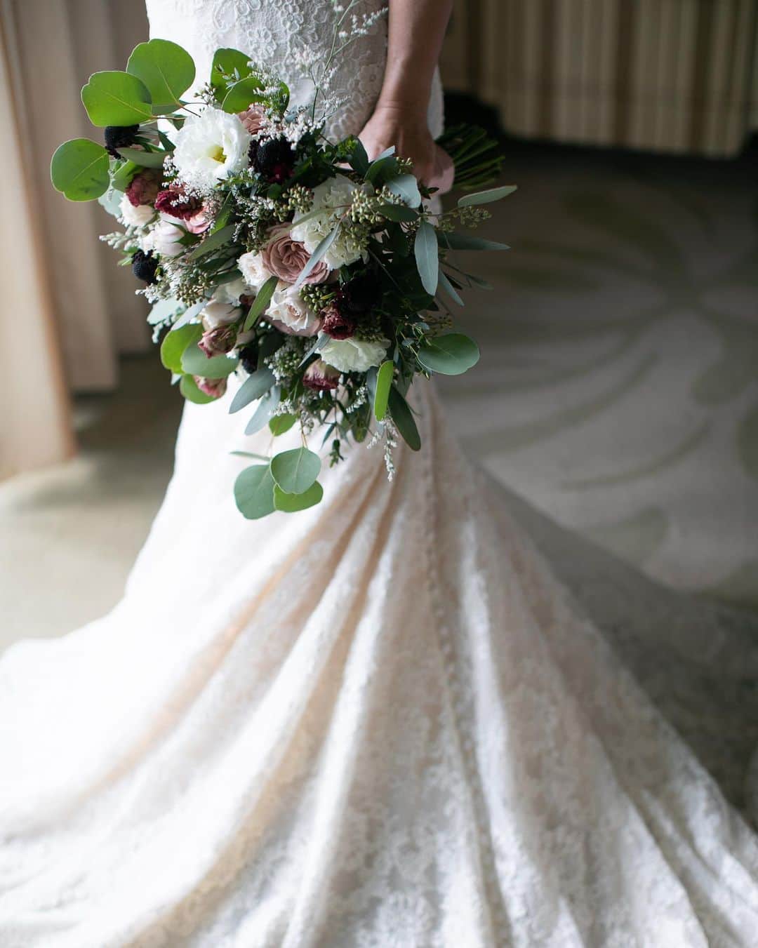 RealWeddingsのインスタグラム：「ブーケやアクセサリー。﻿ 花嫁さまが更に輝くアイテム☺️﻿ ﻿ Planning:@realweddings_hawaii﻿ Photo:@tacophotohi﻿  @visionarijapan﻿ Bouquet:@flowersfortwo﻿ Hair&Make Up:@atsuko_hi﻿  @bilino_hairmake﻿ Dress:@reginacloset027﻿ ﻿ #ハワイ挙式#ハワイウェディング#ハワイ婚#リゾ婚#リゾ婚ハワイ#海外ウェディング#ハワイ結婚式#プレ花嫁#フォトウェディング#海外挙式#花嫁準備#日本中のプレ花嫁さんと繋がりたい#全国のプレ花嫁さんと繋がりたい#リゾートウェディング#2020秋婚#2020冬婚#2021春婚#2021夏婚#結婚式準備﻿ #hawaii#wedding#instawedding#instaphoto#hawaiiwedding#hawaiiweddingplanner#realweddings_hawaii」