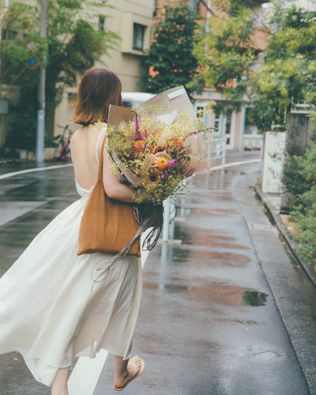 まつだみらいのインスタグラム：「9月に発売する初めてのエッセイ タイトルは〝私が私らしく生きる美学〟です。 Amazon、楽天etcで予約開始しました✨  いつも温かいお言葉を本当にありがとうございます！😭✨  #私が私らしく生きる美学」