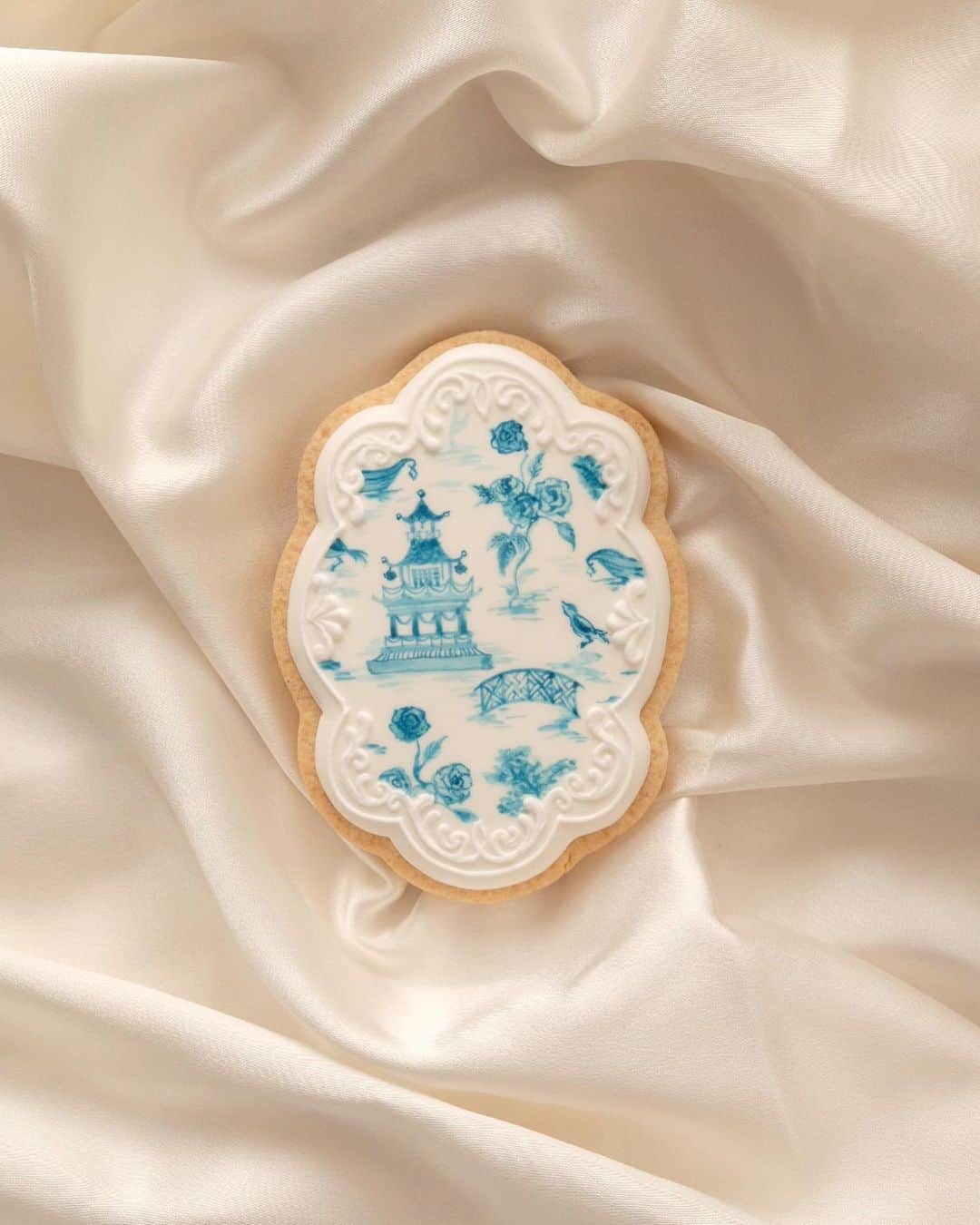 KUNIKAのインスタグラム：「Indigo blue chinoiserie art toile cookie 🔹﻿ ﻿ シノワズリなトワル柄のペイントクッキー﻿ ﻿ ここ最近、青水色系とピンク色でしか作ってない...﻿ 涼しげで軽いのを心が求めてるんだな〜💎🌸﻿  ﻿ #artofkunika」