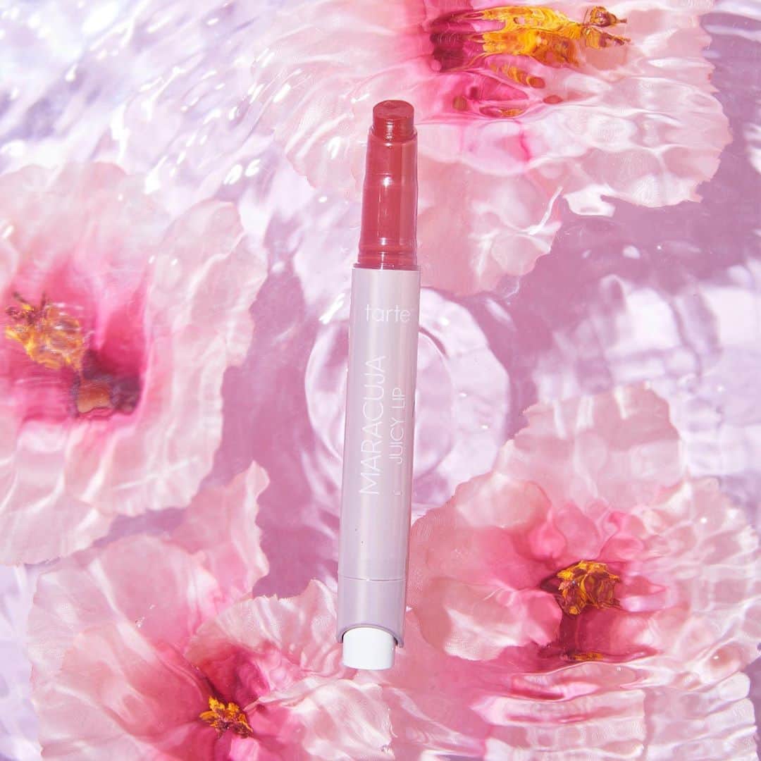 Tarte Cosmeticsさんのインスタグラム写真 - (Tarte CosmeticsInstagram)「Click & tint your way to smooth, plumper-looking lips with our NEW maracuja juicy lip in hibiscus 🌺 This all-in-1 vegan balm, gloss, color & treatment features our Cushion Comfort Complex to instantly plump the appearance of lips & smooth the look of lip lines. SWIPE to see the B&A 👉 Shop all 9 shades now on tarte.com! #crueltyfree #rethinknatural #flowerpowered」8月15日 12時13分 - tartecosmetics
