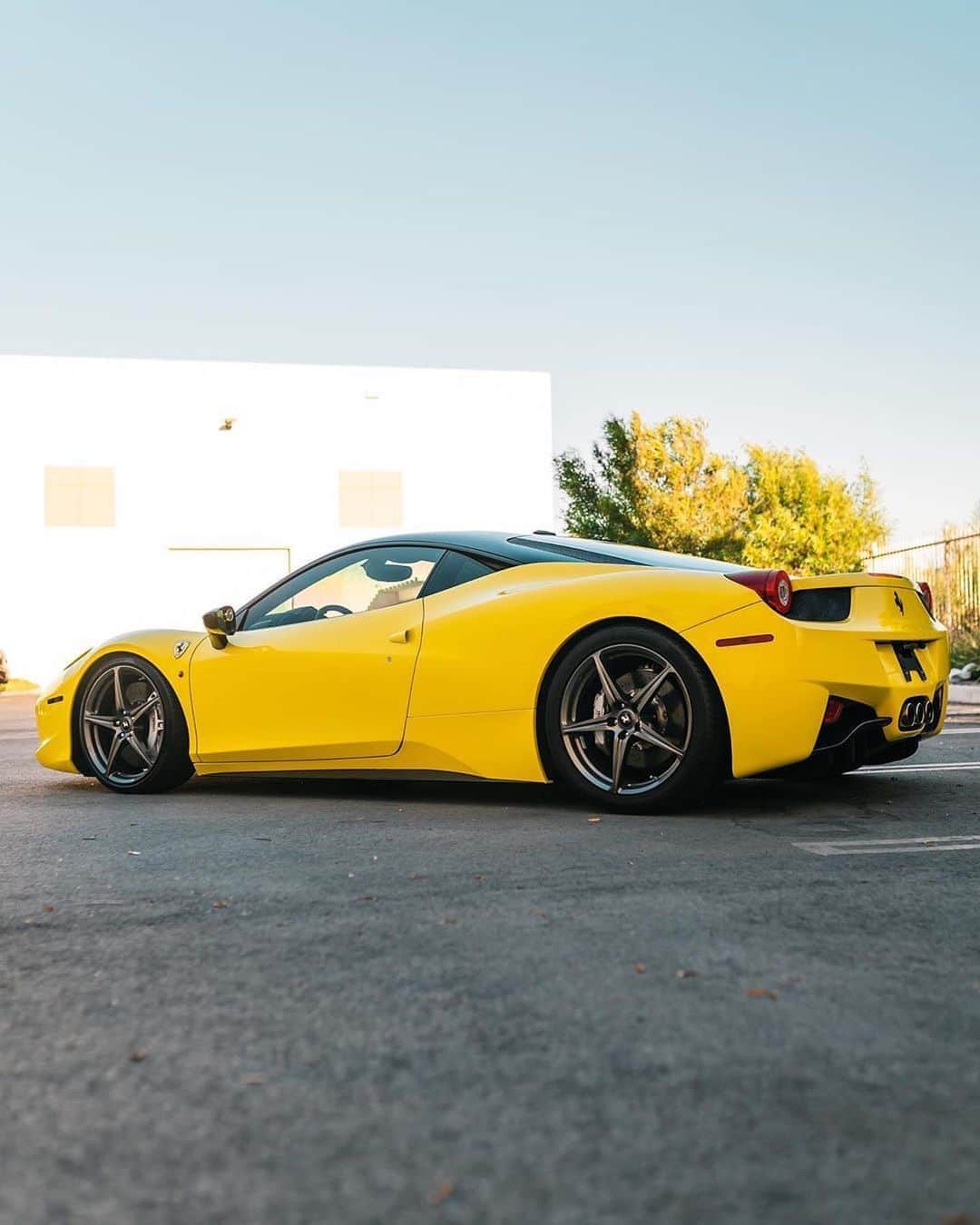 CARLiFESTYLEさんのインスタグラム写真 - (CARLiFESTYLEInstagram)「@inozetek Citrus Yellow on this Ferrari 458 Italia. 👍🏽or👎🏽? #carlifestyle @impressivewrap #458italia」8月15日 12時13分 - carlifestyle