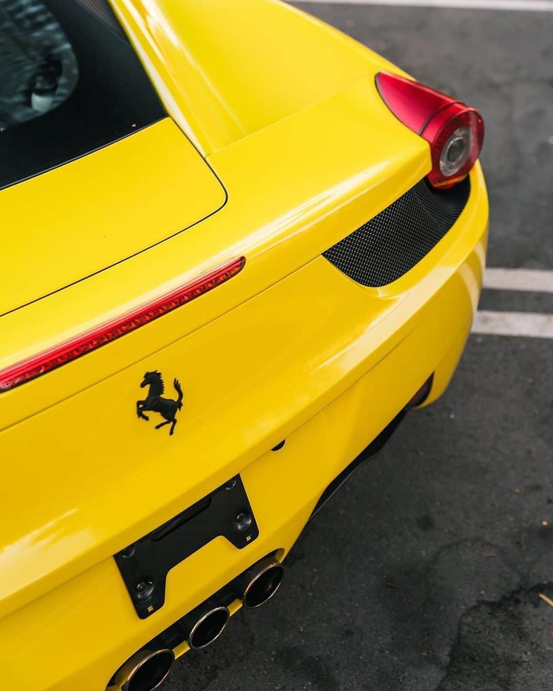 CARLiFESTYLEさんのインスタグラム写真 - (CARLiFESTYLEInstagram)「@inozetek Citrus Yellow on this Ferrari 458 Italia. 👍🏽or👎🏽? #carlifestyle @impressivewrap #458italia」8月15日 12時13分 - carlifestyle