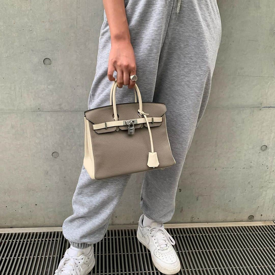 Vintage Brand Boutique AMOREさんのインスタグラム写真 - (Vintage Brand Boutique AMOREInstagram)「HERMES Birkin 25 bi-color in Taurillon  This is only available at the store but we accept orders by DM.  Please DM us if you are interested in this item!   ▶︎Free Shipping Worldwide✈️ info@amorevintagetokyo.com  #ヴィンテージ #エルメス  #ヴィンテージエルメス #ヴィンテージブランドブティック #アモーレ #アモーレトーキョー #表参道 #青山 #東京 #hermes #vintage #vintageHermes #hermesvintage#amoretokyo  #amorevintage #vintageshop」8月15日 12時17分 - amore_tokyo