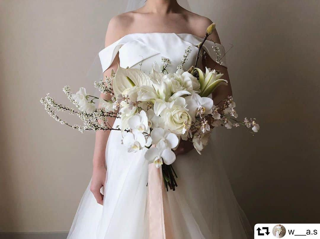 ARCH DAYS Weddingsさんのインスタグラム写真 - (ARCH DAYS WeddingsInstagram)「胡蝶蘭やアンスリウムなど、白を基調にしたウェディングブーケ🕊﻿ ﻿ 蕾のお花を入れて、冬から春へ移り変わる季節感を演出した、とっても素敵なアイディア♩﻿ ﻿ @w___a.s さん、ご紹介させていただきありがとうございました✨﻿ ﻿ ﻿ -----﻿ ﻿ ﻿ ARCH DAYSへウェディングフォトを掲載させていただける方を大募集🤍﻿ ﻿ @archdays_weddings をフォロー＋ #archdays花嫁 をつけて投稿するだけで応募完了！編集部から「リポスト・メディア掲載」のお声がけをさせていただきます🌼﻿ ﻿ 挙式当日だけでなく、前撮り後撮り・ペーパーアイテム・ハネムーン・素敵な暮らしの投稿もOK！沢山のご応募お待ちしています♩﻿ ﻿ ﻿ -----﻿ ﻿ ﻿ ▽ARCH DAYSのトップページはこちらから☑︎﻿ @archdays_weddings﻿ プロフィールのリンクから﻿ ﻿ ▽KIDS & BABYのパーティーアイディアはこちら☑︎﻿ @archdays﻿ ﻿ ﻿ -----﻿ ﻿ ﻿ ARCH DAYSに会員機能ができました💁‍♀️﻿ ﻿ 気になる記事や写真をクリップして、もっと便利に！自分だけのページを作れます📎﻿ ﻿ また、会員登録をしてマイページからパートナーを招待すれば、2人でイメージを共有可能に♩﻿ ﻿ ﻿ -----﻿ #archdays #archdays_wedding #アーチデイズ #アーチデイズウェディング #archdays花嫁 #ブーケ #ウェディングブーケ #ウエディングブーケ #結婚式ブーケ #ブライダルブーケ #花嫁ブーケ #ブーケ迷子 #ブーケdiy #ブーケ作り #ウェディングブーケオーダー #ウェディングブーケ手作り #ウエディングブーケオーダー #ブライダルブーケオーダー #ブーケ選び #ブーケオーダー #ブーケお花 #ブーケデザイン #ウェディング装花 #結婚式装花 #プレ花嫁 #卒花嫁 #卒花嫁レポ #胡蝶蘭ブーケ #アンスリウムブーケ﻿ -----」8月15日 12時18分 - archdays_weddings