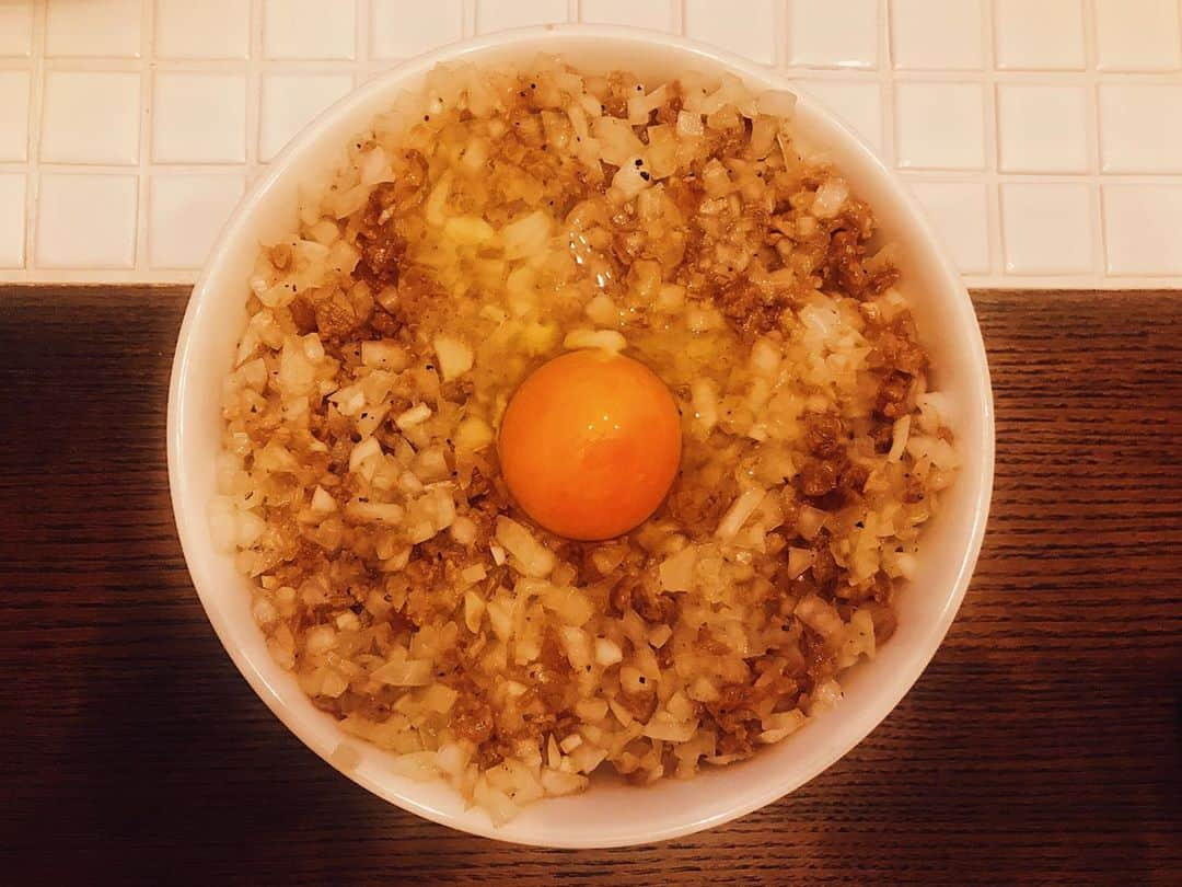 榊原徹士のインスタグラム：「夏飯ネギ飯夕飯 Summer food, onion soul,noon fuel.  #lime #flow #nogood #全く韻が踏めない美味い飯」