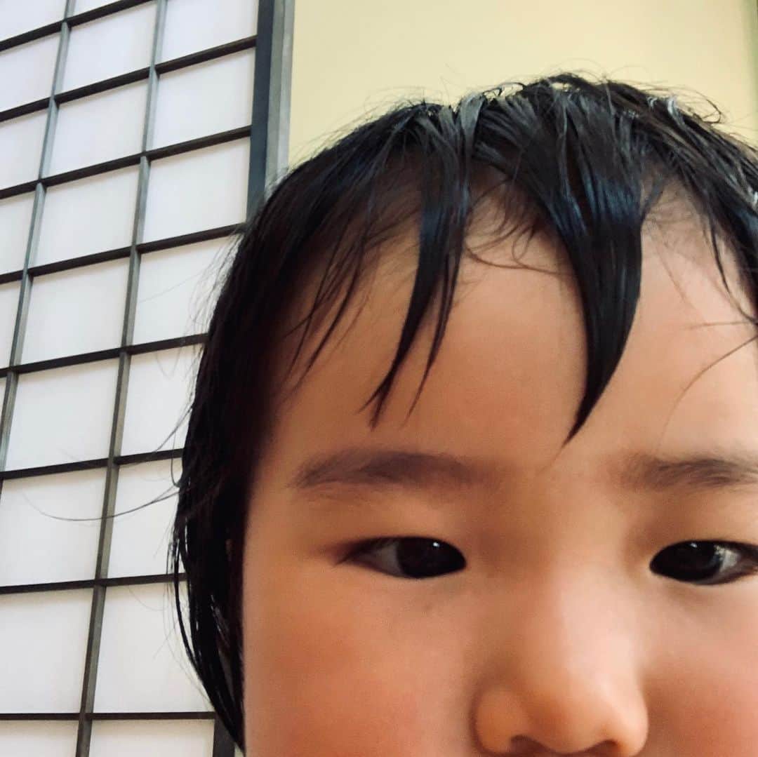藍のインスタグラム：「自撮りがたまに入ってる。  皆さんいかがお過ごしですか？ 暑いね🔥  海行きたいプール行きたい京都帰りたいー！！！！  色々制限される中、それでも体力の有り余る2人をあちこち連れてわたしがなぜか一番真っ黒です。  別になんでもない投稿です😂  熱中症も気をつけてね。  #自撮り #晄虎 #歌瑠多」
