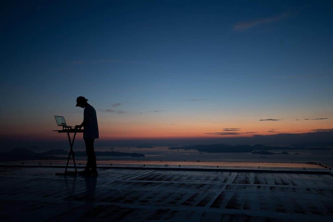 Shinsuke Inoueのインスタグラム：「A day of @oowets___wasaburou.w ’s DTM music live on the rooftop of Ando’s architecture @setouchi_aonagi in Ehime Japan. Breathtaking view.  #tadaoando #tadaoandoarchitecture #architecture#setouchiaonagi #aonagi  #matsuyama #ehime #japan #瀬戸内リトリート青凪 #青凪 #松山市 #愛媛県 #瀬戸内 #瀬戸内海 #安藤忠雄 #安藤忠雄建築」