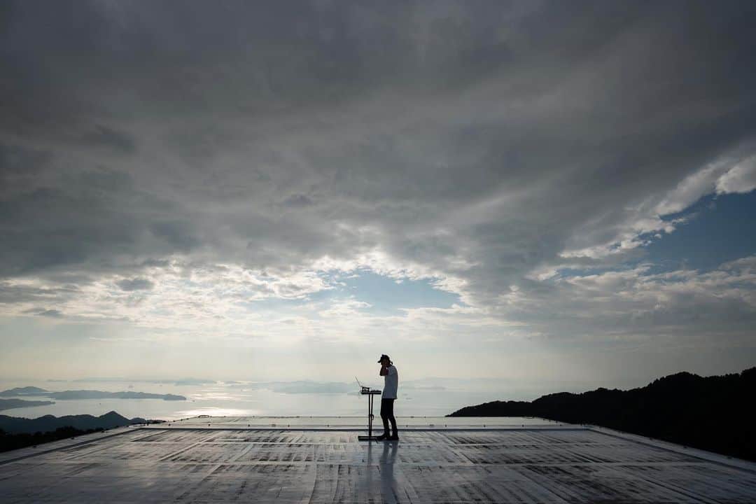 Shinsuke Inoueのインスタグラム：「A day of @oowets___wasaburou.w ’s DTM music live on the rooftop of Ando’s architecture @setouchi_aonagi in Ehime Japan. Breathtaking view.  #tadaoando #tadaoandoarchitecture #architecture#setouchiaonagi #aonagi  #matsuyama #ehime #japan #瀬戸内リトリート青凪 #青凪 #松山市 #愛媛県 #瀬戸内 #瀬戸内海 #安藤忠雄 #安藤忠雄建築」