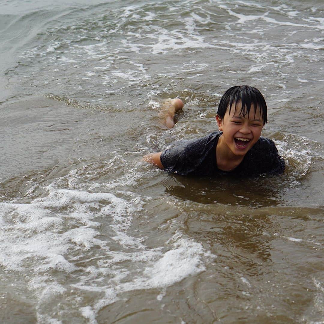 増山敬子さんのインスタグラム写真 - (増山敬子Instagram)「海があるだけで最高の笑顔😚 * #幸せ家族時間 #happyfamilytime  しかも、このビーチ車で海辺を走れるの🥺🥺 凄くない？東京では考えられないよ〜！海の近くに車も止められるからデートにも❤️ 夕方の海は涼しくて気持ちのいい時間でした💗 #金沢の海」8月15日 12時28分 - keikomasuyama
