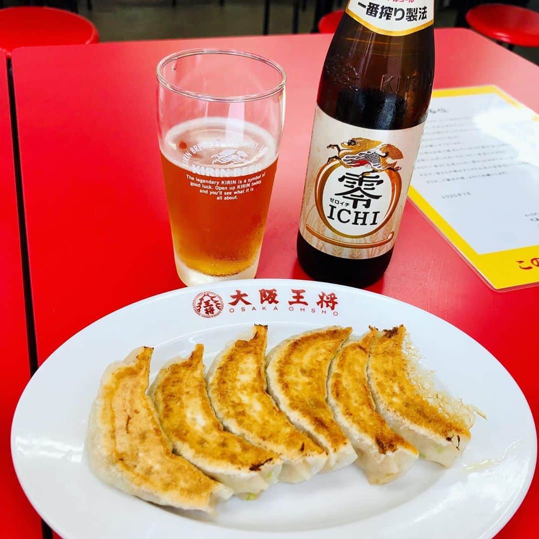 世手子さんのインスタグラム写真 - (世手子Instagram)「I gave a lot of gyoza as a gift from Osaka Ohsho🥟🥟🥟 Let's cheer up with Chinese food!🍥🍜 https://gochigyoza.jp/ @osakaohsho_japan で #餃子 を沢山 #ゴチ してきました(*^◯^*) あなたの近所にも #ゴチ餃子 券が貼ってあるかもー？(^_^*) #全国チェーン の #大阪王将 が ゴチ餃子 #キャンペーン実施中 だよ( ´∀｀) #町中華 のような親しみある #中華料理店 の雰囲気🐼 今の時代 #元気が出る 素敵な #キャンペーン です(*ﾟ▽ﾟ*) 私は 10枚 ゴチしてきました✨✨ いろんなメッセージを添えたよ( ´ ▽ ` ) #ゴチになりました って方いたら教えてw #テイクアウト も可能なので是非お近くの大阪王将に行ってみてねー！ 最近 #ダイエット が順調で #4キロ減 したので餃子食べて #スタミナ #チャージ してきた(*≧∀≦*) やっぱ美味しいなぁっっ オリジナルのラー油つけて食べて欲しいっっ #激辛好き にはたまりませんっっ❤️ #夏バテ予防 にも行ってきてね(*´-`) 12/31まで開催中だよ(*^o^*) ゴチの仕組みはこちら↓ ★ゴチしたい方 STEP1：ゴチ餃子券を購入する STEP2：応援したい人にあげる。もしくは店内に設置されたボードに貼る ※券面にはメッセージを記入いただく箇所がありますので、使っていただきたい方への応援メッセージを添えてください。 ※ゴチ餃子券を購入されたお客様はご自身でチケットを使用いただくことはできません。予めご了承ください。  ★ゴチしてもらいたい方 STEP1：お店に行く STEP2：もらったゴチ餃子券、または店内のボードに貼ってあるゴチ餃子券を使う STEP3：餃子を食べる ※ゴチ餃子券を使用される際には、餃子の他に必ず1品以上のご注文をお願いします。 ※ゴチ餃子は発行店舗でのみご利用いただけます。 #ノンアルコール  #ノンアルコールビール  #チートデイ   #王将 #pr」8月15日 12時33分 - rojide
