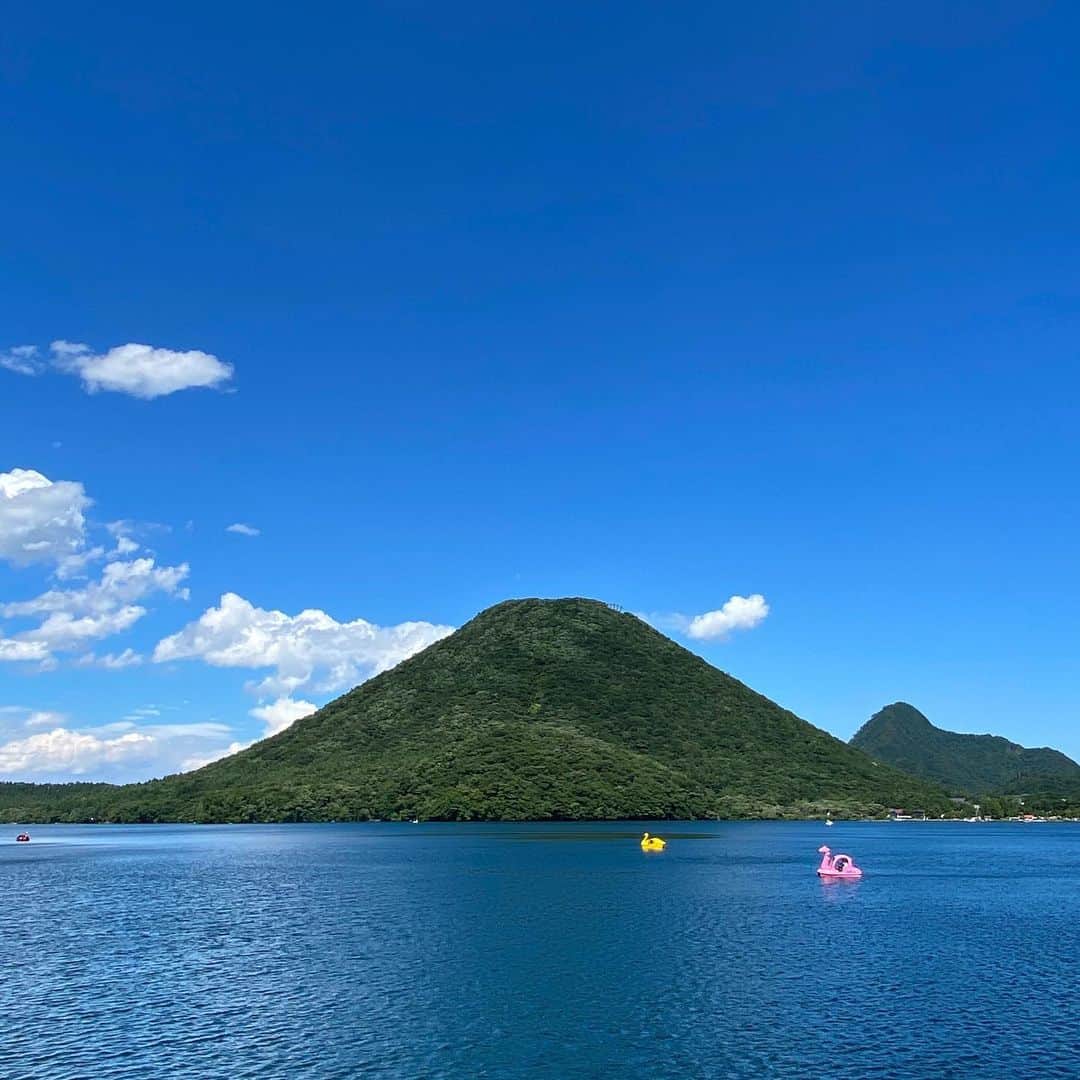 武藤乃子のインスタグラム：「🗻 榛名湖と榛名富士。 ノン加工でこの色！！絶景🥺 景色も風も、気持ち良かったです。  #榛名湖  #榛名富士  #ノン加工 #ノン加工でこの美しさ  #時差投稿」