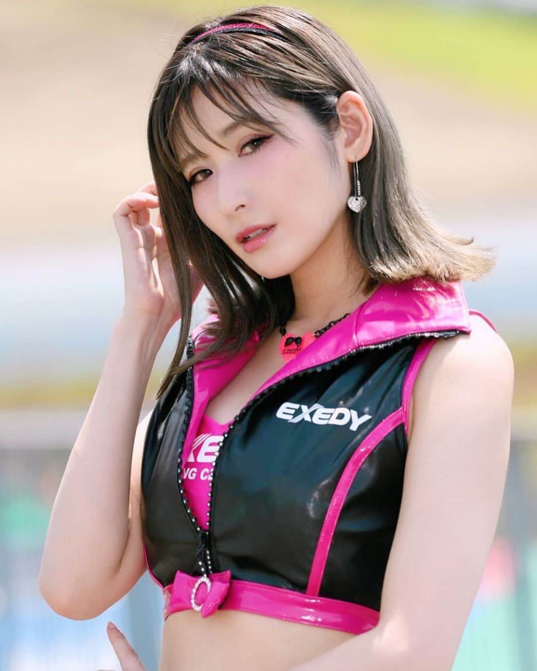 有馬綾香のインスタグラム：「撮っていただいたEXEDYぱんお写真ぺたり。  今年もEXEDY Racing  Girlとして8耐に参戦予定だったのですが…  8耐中止… 海外からのレーサーも来るレースはやっぱり厳しいんだね😭  仕方がないとはいえ、、💔  コロナでの自粛から半年も経つと だんだんフラストレーションも溜まってくる頃ですし それをどう発散していくかですね！！！  #EXEDY #RQ #racequeen #circuit #sugo #8耐 #8時間耐久 #鈴鹿」