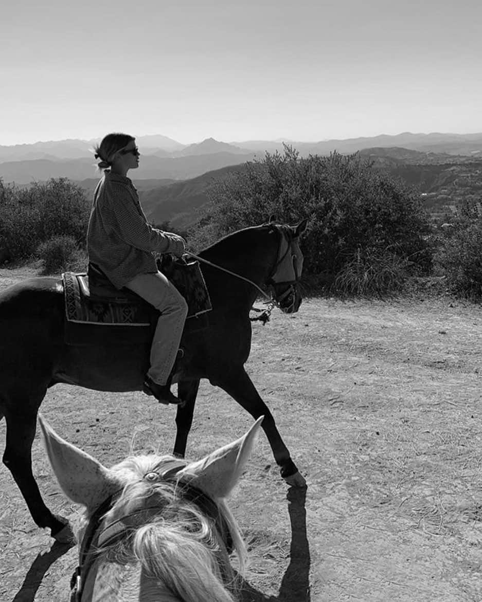 ソフィア・リッチーのインスタグラム：「Evening rides」