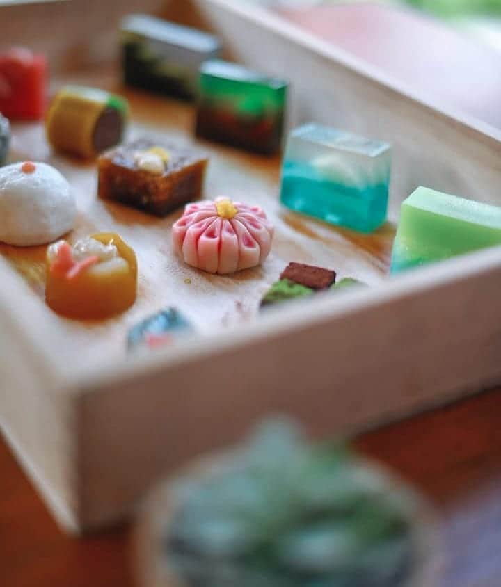 のインスタグラム：「Smile and enjoy the weekend ✨ Let's the weekend therapy begin #toirowagashi thanks for lovely photos 📸 @oky_rianto  Ps. For your information our shop will be closed on Monday Agust 17th due to Independence Day🇮🇩」