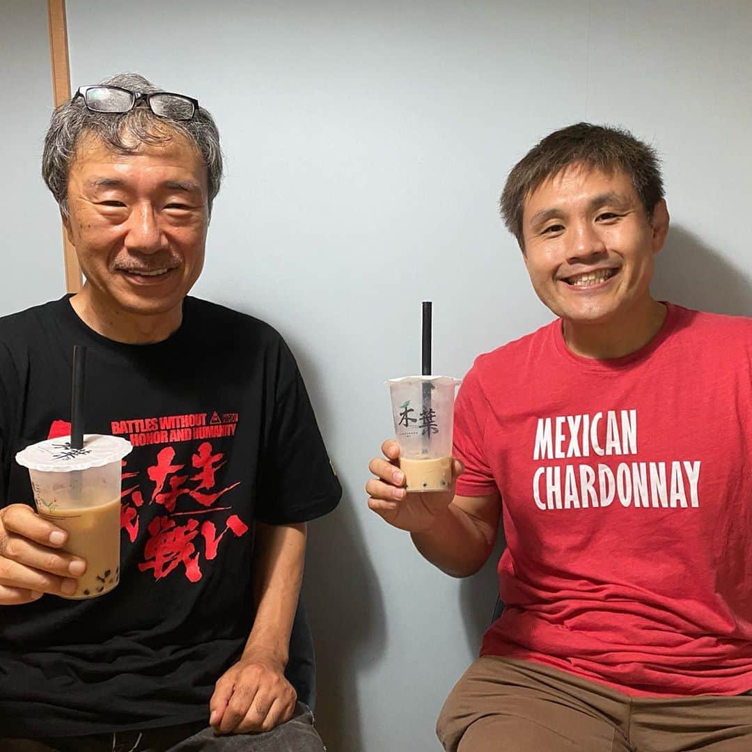 菊田早苗さんのインスタグラム写真 - (菊田早苗Instagram)「漫画界の大御所、小林まこと先生がタピオカミクルティーの会から合流。  先生は初めて目にするドリンクに、 「これがタピオカミルクティーかぁ」としみじみ飲んでいました。 妙にウケます笑  最後は先生の仕事場で、自分の生い立ち話に盛り上がってしまい、遅くなりましたが、うちの家って相当変なのですね。 どの家のエピソードが出てきても勝ちます😊  最後にこのベース、存在感が凄く渋い。 音楽でいっぱいの部屋はテンション上がりますね。いい夏休み。  #JJM女子柔道部物語 #100万部達成 #小林まこと #恵本裕子」8月15日 12時57分 - sanae.kikuta