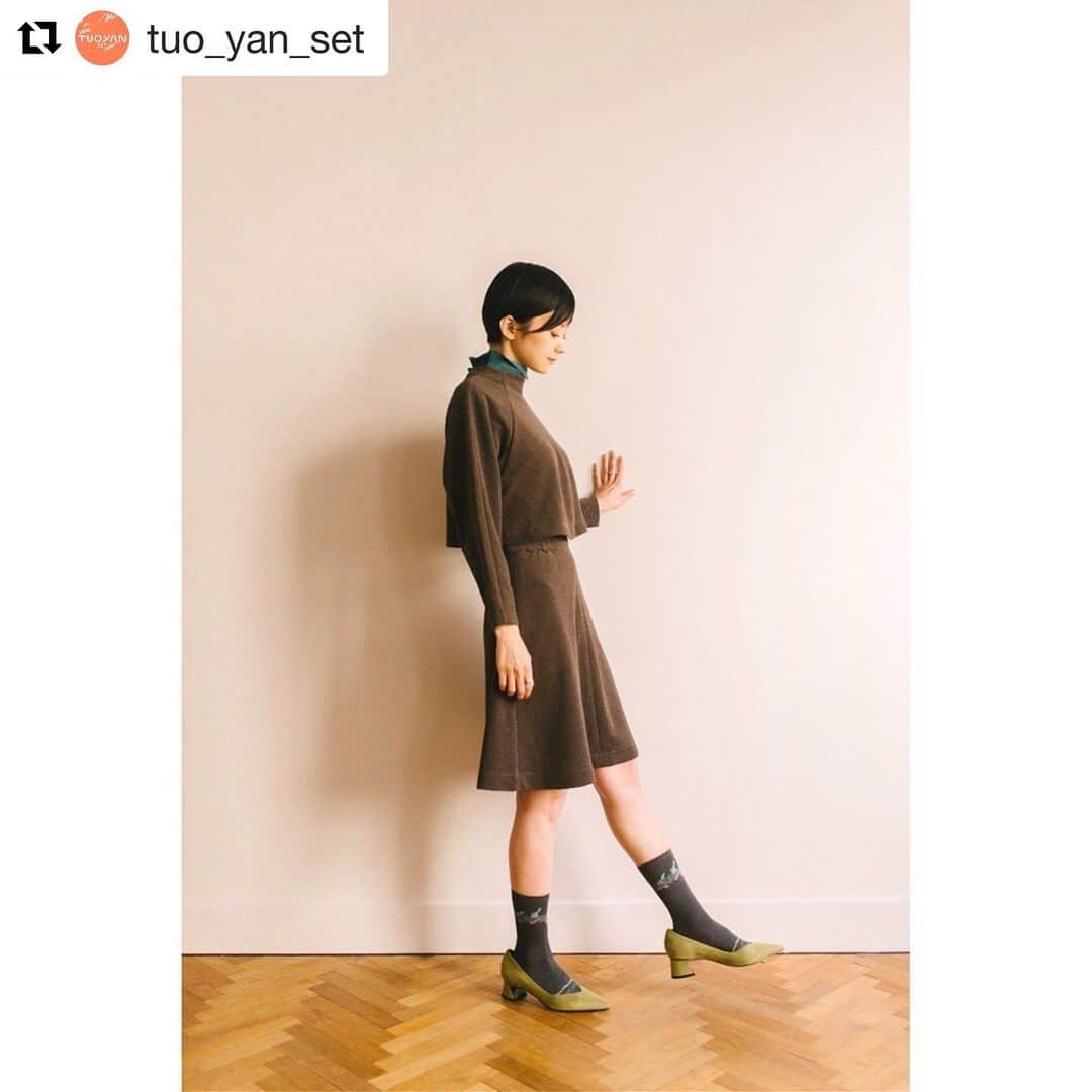 藤井祥子のインスタグラム：「@tuo_yan_set vol.2 collectionのモデルをさせて頂きました◎ お花や人魚やスケボーBOYなどなどストーリーのある可愛いテキスタイルの靴下が沢山だよ🌼 ﻿. . . . #socks #legwear #ソックス #くつした #靴下 #textile #テキスタイル」