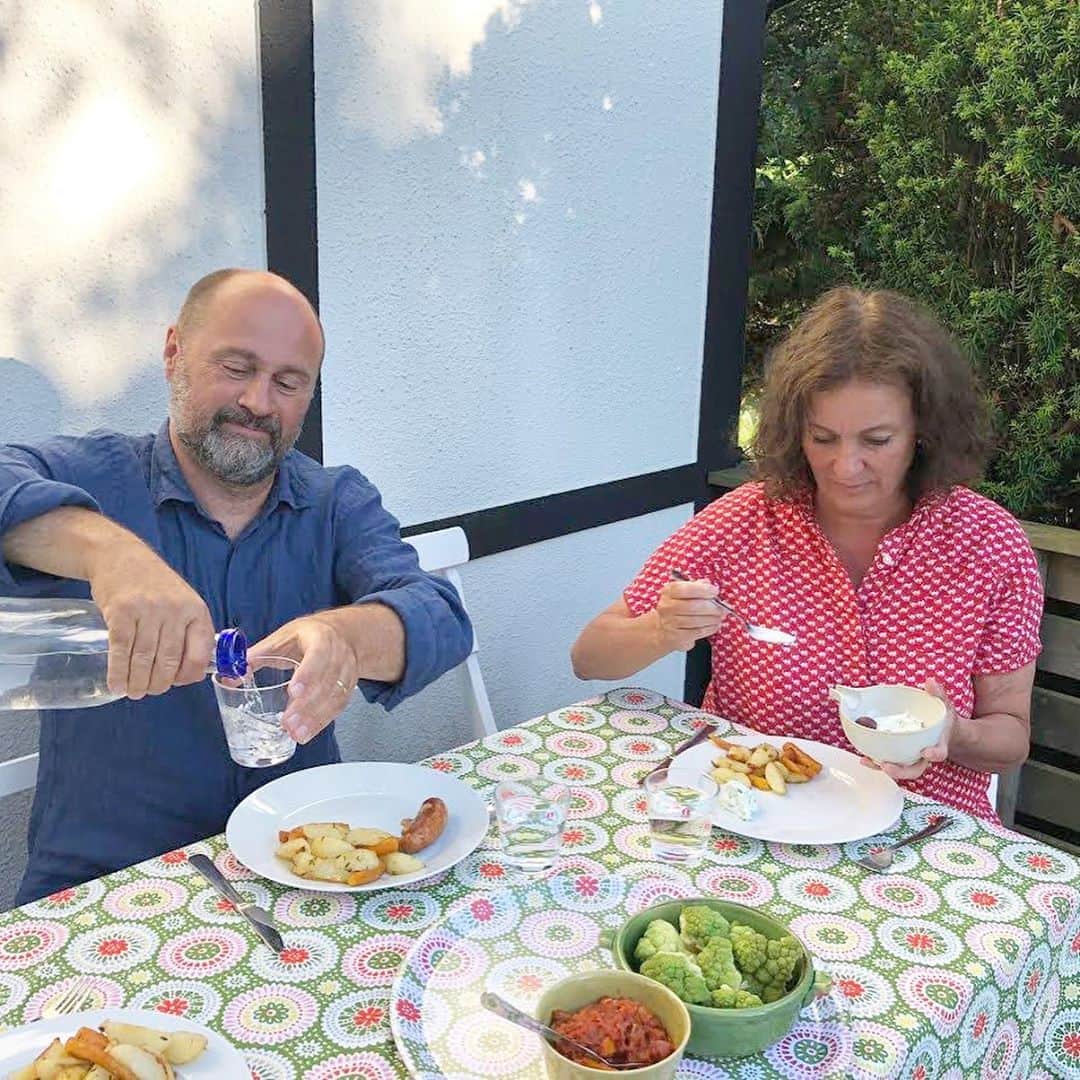 ecomfort（エコンフォート）さんのインスタグラム写真 - (ecomfort（エコンフォート）Instagram)「Swedish　Summer🇸🇪 第一回  スウエーデンのデザイナー、Bengt　LindbergとLotta　Glaveは今、スウェーデンの南、スコーネ地方のArildにあるサマーハウスで夏休みを楽しんでいます。  潮風に吹かれて サマーハウスでの食卓には 近所の農家から手に入れた野菜のサラダ、 海辺でとった赤エビはバーベキュー、近くの森でとったマッシュルームはオープンサンドに。  食卓には　二人がデザインしたクロスを敷いて食事と潮風を楽しむ🍽  北欧ならでは白夜の夏です。  . . . ✎プロフィールから詳しいサイズやお値段などの情報をご覧頂けます→@ecomfort_eoct  #エコンフォート #ecomfortHouse #サスティナブル #サスティナブルショップ #エコ　#サスティナブルな暮らし #暮らしを楽しむ #丁寧な暮らし #おうち時間をもっと快適に　#おうち時間をもっとたのしく #おうち時間 #テレワーク #リモートワーク #在宅勤務　#北欧 #今日の買い物が未来を変える #ホームデトックス　#BENGTLOTTA #ベングトアンドロッタ #幸せのデザイン #北欧のほっこりを暮らしのにっこりに #北欧デザイン #スウェーデン #サマーハウス #夏休みの思い出 #白夜の夏至#ベングトのムース#candy」8月15日 13時02分 - ecomfort_eoct