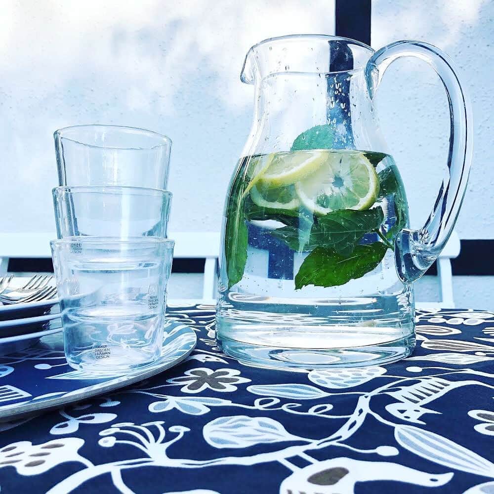 ecomfort（エコンフォート）さんのインスタグラム写真 - (ecomfort（エコンフォート）Instagram)「Swedish　Summer🇸🇪 第一回  スウエーデンのデザイナー、Bengt　LindbergとLotta　Glaveは今、スウェーデンの南、スコーネ地方のArildにあるサマーハウスで夏休みを楽しんでいます。  潮風に吹かれて サマーハウスでの食卓には 近所の農家から手に入れた野菜のサラダ、 海辺でとった赤エビはバーベキュー、近くの森でとったマッシュルームはオープンサンドに。  食卓には　二人がデザインしたクロスを敷いて食事と潮風を楽しむ🍽  北欧ならでは白夜の夏です。  . . . ✎プロフィールから詳しいサイズやお値段などの情報をご覧頂けます→@ecomfort_eoct  #エコンフォート #ecomfortHouse #サスティナブル #サスティナブルショップ #エコ　#サスティナブルな暮らし #暮らしを楽しむ #丁寧な暮らし #おうち時間をもっと快適に　#おうち時間をもっとたのしく #おうち時間 #テレワーク #リモートワーク #在宅勤務　#北欧 #今日の買い物が未来を変える #ホームデトックス　#BENGTLOTTA #ベングトアンドロッタ #幸せのデザイン #北欧のほっこりを暮らしのにっこりに #北欧デザイン #スウェーデン #サマーハウス #夏休みの思い出 #白夜の夏至#ベングトのムース#candy」8月15日 13時02分 - ecomfort_eoct