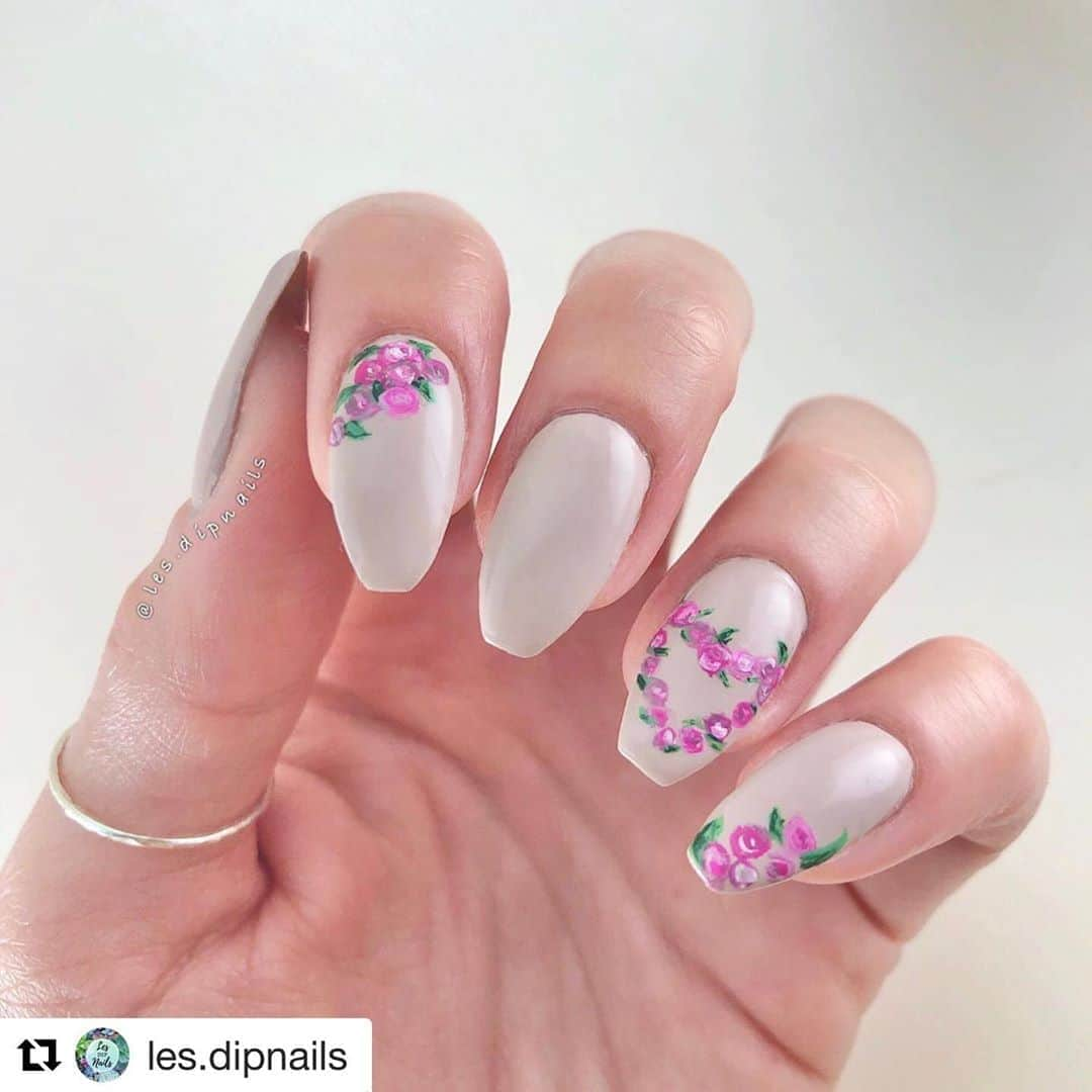 Nail Designsさんのインスタグラム写真 - (Nail DesignsInstagram)「Credit: @les.dipnails  ・・・ ❤️ #manisandkindness ⁣ ⁣ ⁣⁣⁣⁣⁣⁣⁣⁣⁣⁣⁣⁣⁣⁣⁣⁣⁣ #manisandkindness #heartnails #nailinspo #nailsofinstagram #naturalnails #coffinshapenails #bekindalways #dippowdernails #dippowder #dippowdermanicure #dippowdernails💅 #diymanicure #nudenails #nailfie #diynailsathome #dipnails💅#nailart #nailgoals #coffinshortnails #nailsonfleek #diymani #nails2inspire #nailsidid #nailstagram #nailsoftheday #floralnailart #nudenails💅」8月15日 13時24分 - nailartfeature