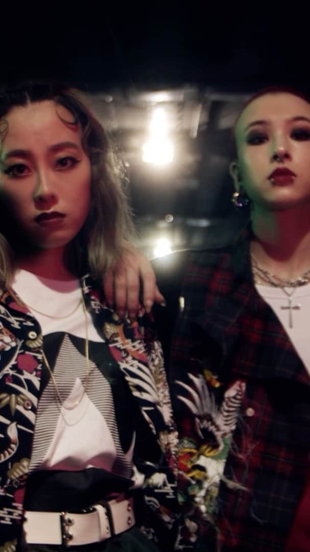 アツシナカシマのインスタグラム：「CATEYE (@cateyemusic_jp) PRODUCER: NOMOR (@_monn91)  DIRECTOR: 谷井信行 TANII NOBUYUKI (@tanii_director) DIRECTOR OF PHOTOGRAPHY: SHINTARO TERAMOTO GAFFER: CHIKARA TSUCHIYA PROUCTION MANAGER: NAOKI KAWAGUCHI(VISIBLEX) MODELS: MIOKO (@mioko_thanzuiyue) / MOOD SEX (@_mood_sex_) / JULIE (@julie_official6881) / YUKI SUGIMURA (@yuk1nco) / HAJIME NAGASHIMA (@hajime_j_n) STYLIST: REMI KAWASAKI (@remi_kawasaki_) WARDROBE: ATSUSHI NAKASHIMA (@atsushi.nakashima) HAIR & MAKEUP ARTIST: KATSUKI CHICHII (@sorachichi) OFFLINE EDITOR: HIMEKA SENDA (VISIBLEX) / NAOKI KAWAGUCHI (VISIBLEX) ONLINE EDITOR: HIMEKA SENDA (VISIBLEX) / NAOKI KAWAGUCHI (VISIBLEX) PRODUCTION: VISIBLEX INC.」