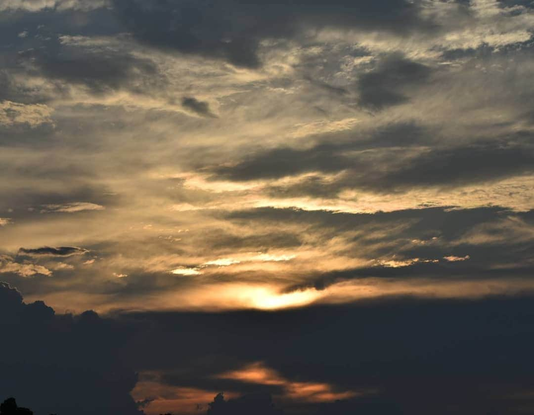 丸本凛さんのインスタグラム写真 - (丸本凛Instagram)「写真は、最近の空など☁️  来週から学校です～! 体育の選択授業でソフトテニスかバドミントンで迷ってます!!🎾🏸  #雨上がり #雲 #空 #虹色 #ピカチュウ #pikachu #clouds #sky #彩雲 #instagood #受験生 #中3」8月15日 13時22分 - rinmarumoto