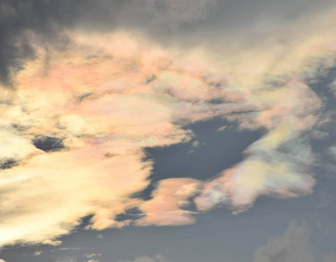 丸本凛さんのインスタグラム写真 - (丸本凛Instagram)「写真は、最近の空など☁️  来週から学校です～! 体育の選択授業でソフトテニスかバドミントンで迷ってます!!🎾🏸  #雨上がり #雲 #空 #虹色 #ピカチュウ #pikachu #clouds #sky #彩雲 #instagood #受験生 #中3」8月15日 13時22分 - rinmarumoto