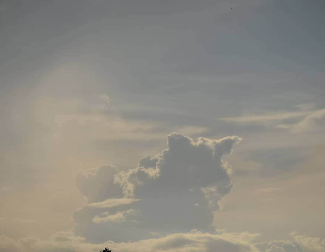 丸本凛さんのインスタグラム写真 - (丸本凛Instagram)「写真は、最近の空など☁️  来週から学校です～! 体育の選択授業でソフトテニスかバドミントンで迷ってます!!🎾🏸  #雨上がり #雲 #空 #虹色 #ピカチュウ #pikachu #clouds #sky #彩雲 #instagood #受験生 #中3」8月15日 13時22分 - rinmarumoto