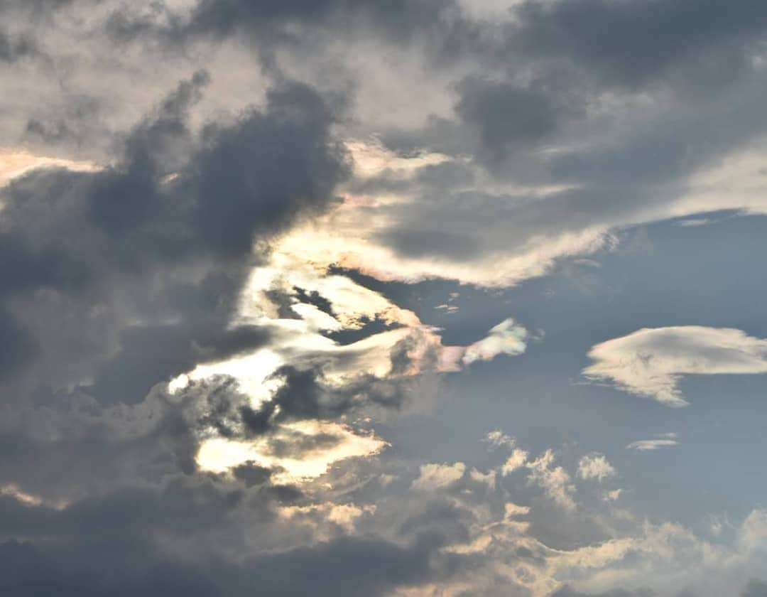 丸本凛さんのインスタグラム写真 - (丸本凛Instagram)「写真は、最近の空など☁️  来週から学校です～! 体育の選択授業でソフトテニスかバドミントンで迷ってます!!🎾🏸  #雨上がり #雲 #空 #虹色 #ピカチュウ #pikachu #clouds #sky #彩雲 #instagood #受験生 #中3」8月15日 13時22分 - rinmarumoto