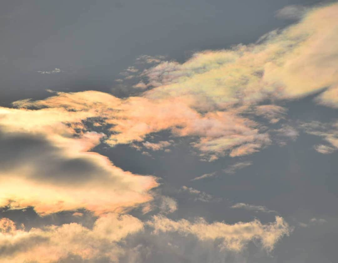 丸本凛さんのインスタグラム写真 - (丸本凛Instagram)「写真は、最近の空など☁️  来週から学校です～! 体育の選択授業でソフトテニスかバドミントンで迷ってます!!🎾🏸  #雨上がり #雲 #空 #虹色 #ピカチュウ #pikachu #clouds #sky #彩雲 #instagood #受験生 #中3」8月15日 13時22分 - rinmarumoto