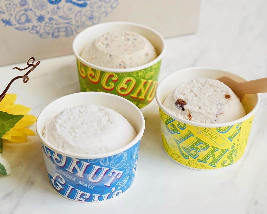 hirokoさんのインスタグラム写真 - (hirokoInstagram)「🌱2020.8.15（土）﻿ ✽.｡.:*・ﾟ #ココナッツアイスクリーム﻿ ﻿ ハワイ・マウイ島初の#ココナッツグレン の公式オンラインショップがオープン﻿  ﻿ 無添加・ヴィーガン・オーガニック・非乳製品のココナッツアイスクリーム﻿ リッチで濃厚なアイスクリームが全国通販スタートしました〜🤗﻿ ﻿ 牛乳を使ってないのに濃厚﻿で甘さ控えめ ココナッツアイスクリームを食べてハワイに行った気分に〜🎶 🤣‪𐤔𐤔﻿ ﻿ ‬▪︎ オリジナル（ココナッツ）﻿ ▪︎ バナナラムレーズン﻿ ▪︎ ピスタチオ﻿ ﻿ 👉🏻 8月31日まで期間限定で﻿ 【初回限定】トライアル３個セット#送料無料 実施中です﻿ ﻿ 魔法の島マウイ生まれのアイスクリームを﻿ ぜひお試しあれ〜﻿ ﻿ 🍨 @coconutglens_japan﻿ ﻿  ﻿ ﻿ ......... The end ﻿ #ヴィーガンスイーツ #オーガニックアイス #アレルギー対応食 #ギルトフリー #チートデイ #ハワイ気分 #お取り寄せ #おやつ アイスクリーム #ヘルシーアイスクリーム #非乳製品 #オーガニック #pr #おうちおやつ #スイーツなひととき #おうち時間 #お取り寄せ #icecream #Coconuticecream ・」8月15日 13時42分 - hiropon0201