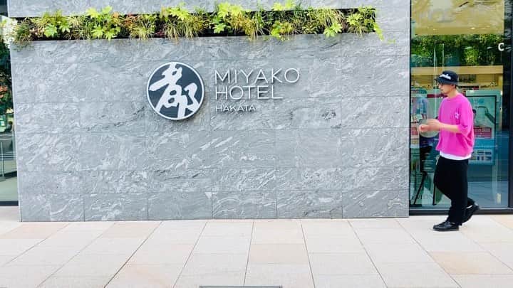 江口雅也のインスタグラム：「new video in Hakata   by @commonroom 🎥  今やれる事、やりたい事をやるだけ。  #malemodel #mensmodel #asianmodel #japanese #メンズモデル　#モデル　#福岡モデル　#髭男　#mensfashion #mensstyle #mensclothing #メンズファッション #メンズコーディネート　#福岡人 #オーバーサイズ#newyork #47 #globalartist #newyork #ny #instaphoto #photograph #photographs #movie #videographer #videography  #willychavarria #parabootchambord #yachtmaster #rolex #ロレックス」
