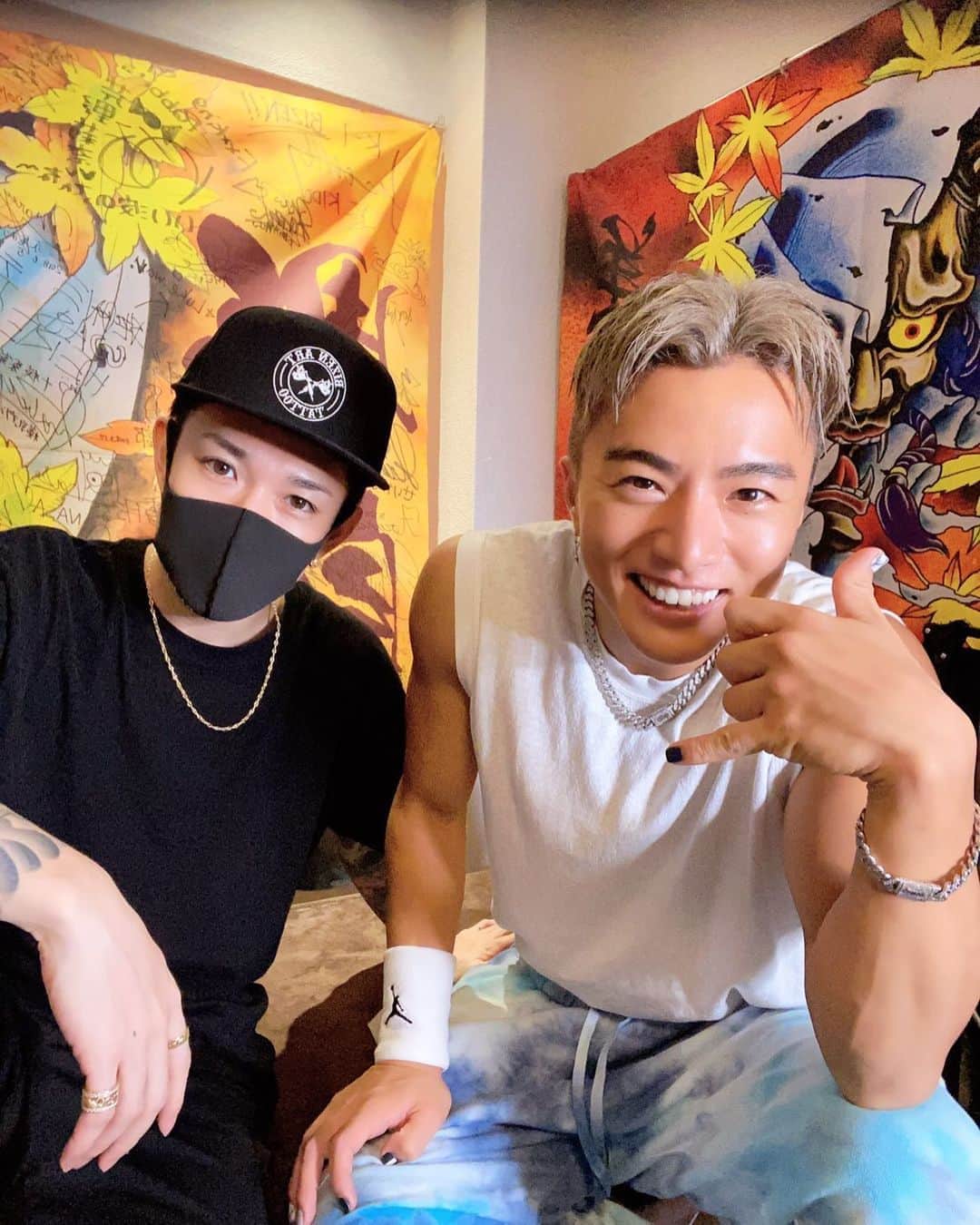 彫師美漸のインスタグラム：「@yushi0409 🤝✨ ・ ついにいっちゃうか？！😎 ・ ・ #刺青 #彫師 #美漸 #彫師美漸 #海老名 #中目黒 #タトゥー #東京タトゥー #tokyo #tattoo #art #fashion #bizenart #bizen #문신　#Bizentattoo  #tattooer #tattooist #tattooartist #tattooart #tattooshop #japanesetattoo」