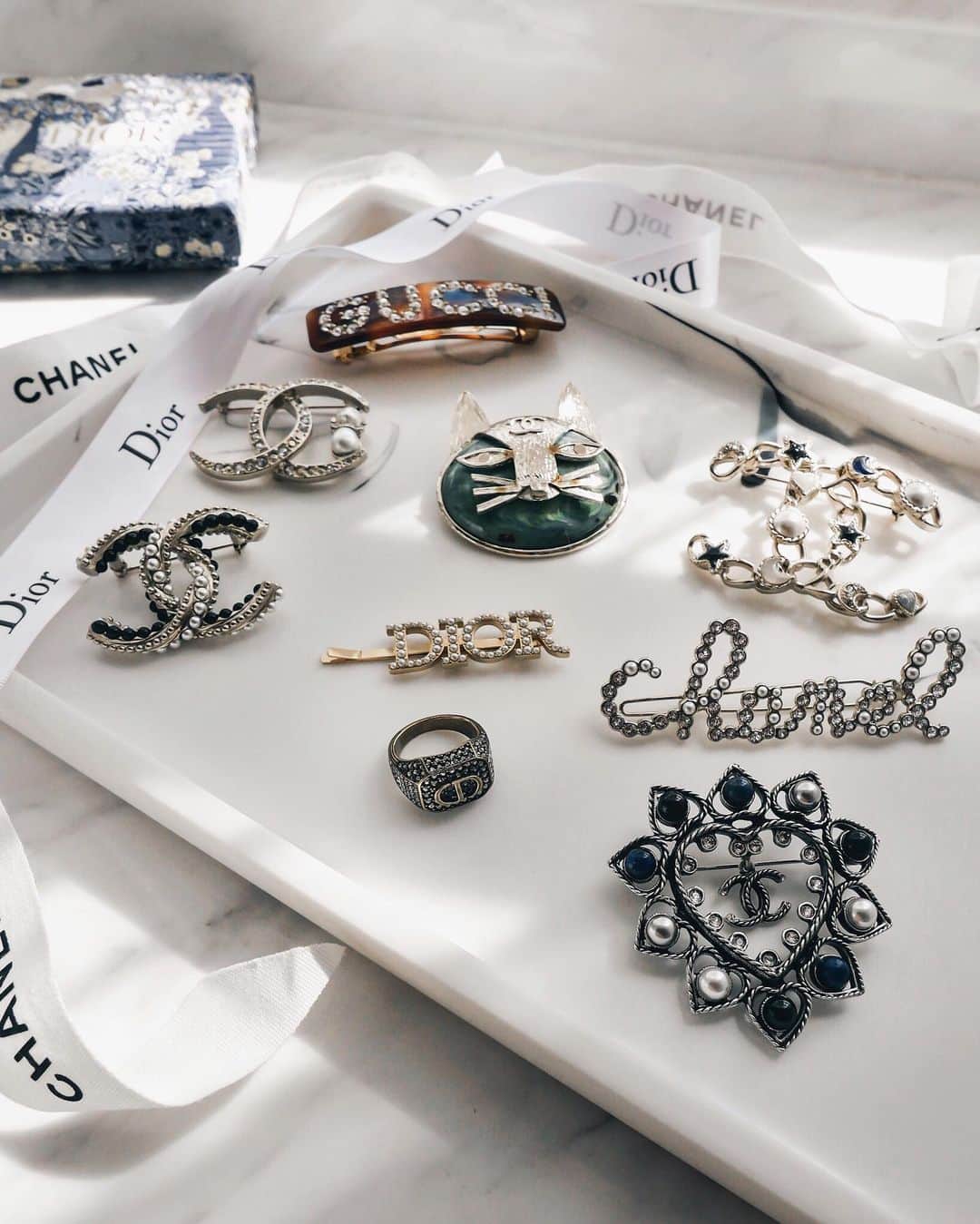 Ruby Kwanさんのインスタグラム写真 - (Ruby KwanInstagram)「Someone loves brooches and hair clips very much. 🖤 #rougecloset #costumejewellery」8月15日 19時06分 - rougecloset