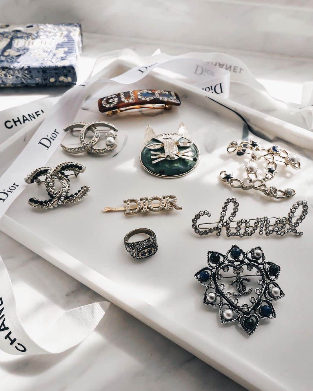 Ruby Kwanのインスタグラム：「Someone loves brooches and hair clips very much. 🖤 #rougecloset #costumejewellery」