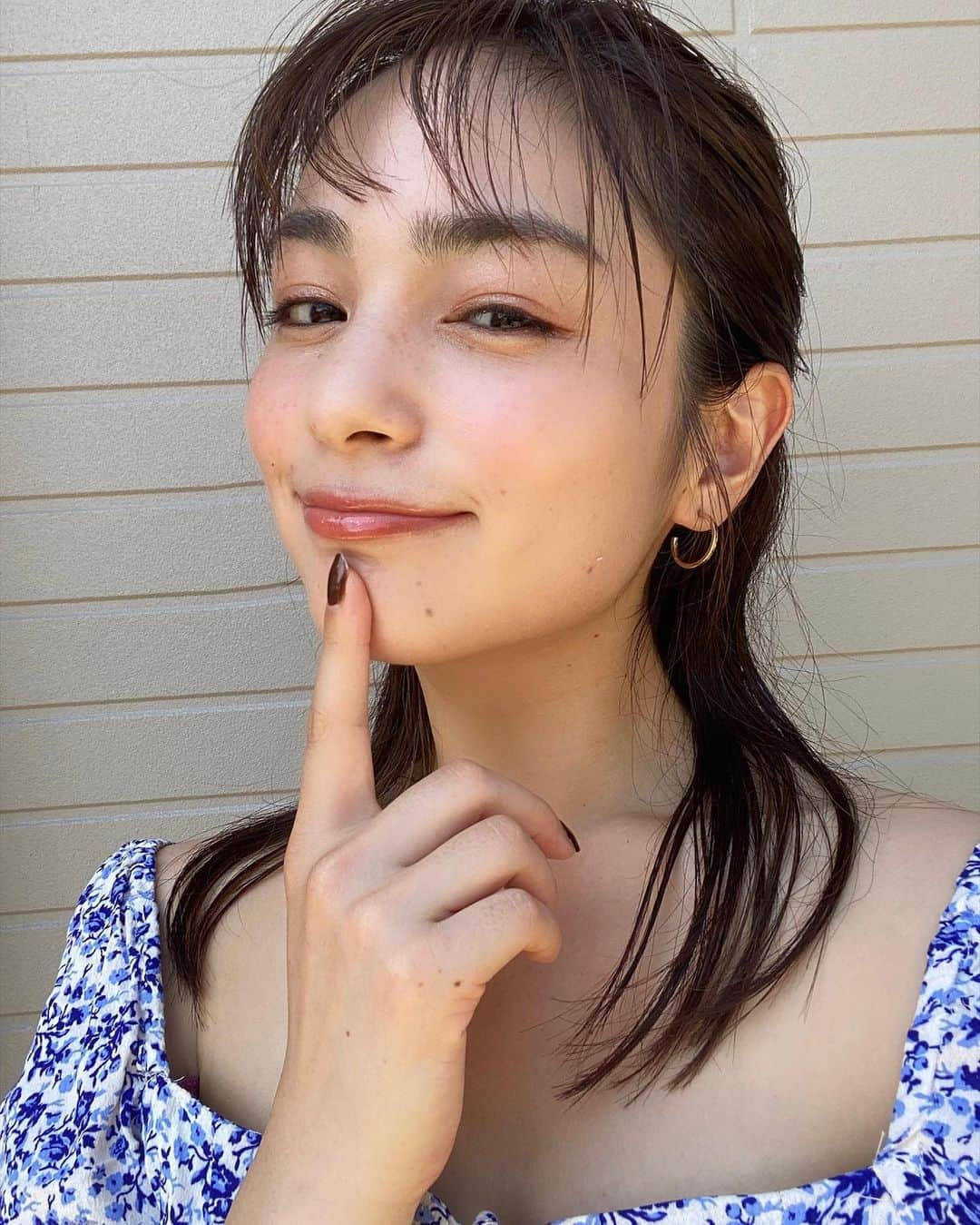 松原菜摘さんのインスタグラム写真 - (松原菜摘Instagram)「今日のメイク🧏🏻‍♀️ ひさしぶりにハーフアップにしてみたよ お天気いい日はチークもリップも気持ち 色味がよくでるものを使いたくなっちゃう👒  アイシャドウはお気に入りの PAUL & JOE ロンロン サンシャインゴールド×レッドブラウン🐱 ラメも可愛くて鬼リピしてる😂💗  チークとリップは わたしも大好きな長井かおりさんがプロデュースされてる ONLY MINERALSのとってもかわいい新作を😻 なんとも言えない絶妙な可愛さで これはもう絶対リピ決定です🤭🤭 次の投稿に詳細かきます☺︎  #今日のメイク #なつみめいく」8月15日 19時08分 - __hani__mn