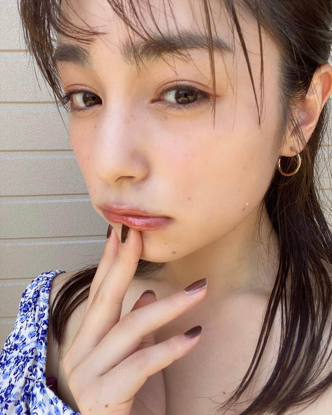 松原菜摘さんのインスタグラム写真 - (松原菜摘Instagram)「今日のメイク🧏🏻‍♀️ ひさしぶりにハーフアップにしてみたよ お天気いい日はチークもリップも気持ち 色味がよくでるものを使いたくなっちゃう👒  アイシャドウはお気に入りの PAUL & JOE ロンロン サンシャインゴールド×レッドブラウン🐱 ラメも可愛くて鬼リピしてる😂💗  チークとリップは わたしも大好きな長井かおりさんがプロデュースされてる ONLY MINERALSのとってもかわいい新作を😻 なんとも言えない絶妙な可愛さで これはもう絶対リピ決定です🤭🤭 次の投稿に詳細かきます☺︎  #今日のメイク #なつみめいく」8月15日 19時08分 - __hani__mn