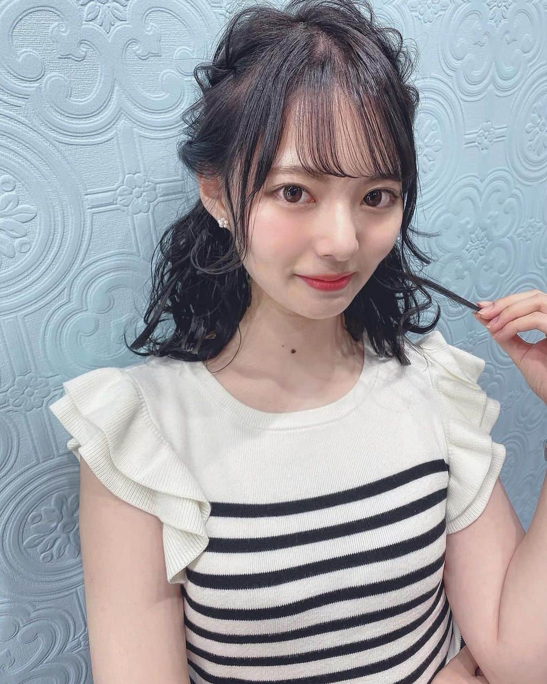 林桃絢美のインスタグラム：「・ ・ ‪みなさんこんばんは🌟‬ ・ ‪先日美容院に行って、髪を暗く染めてきました🌷‬ ‪可愛いアレンジもしていただけて写真も沢山撮っていただけて楽しかったです☺✨‬ ・ ‪本日も　#もなポチ　していただけたら嬉しいです🎀‬ ・ #日本女子大学コンテスト　#日本女子大学　#ミスコンテスト　#2020  #美容院　#ヘアサロン」
