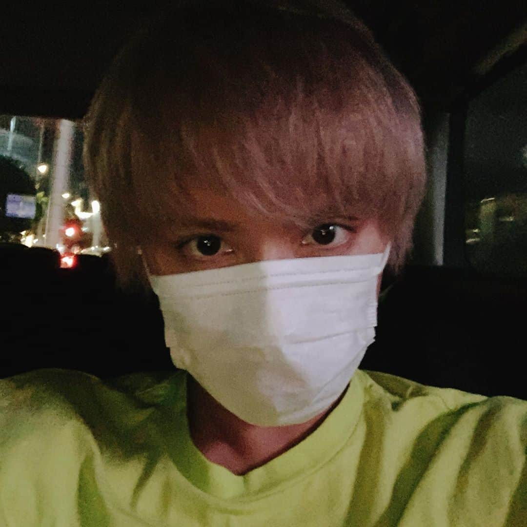 手越祐也さんのインスタグラム写真 - (手越祐也Instagram)「Hello(^^) 明日のファンミーティングに向けて美容院も行ってきて、これから腰の治療笑 色わかりづらいと思うから明日のTHE BANQUET楽しみにしてて♪  バンドリハの音源聴きながら移動してるなうー！  Hello!! Just went to the beauty salon and will treat my lower back for my fan meeting tomorrow. You would be able to check my hair color at THE BANQUET tomorrow because I think it’s hard to recognize it now. So please look forward to it!! I’m on my way to go to next appointment and I’m listening to the music of rehearsal.  #手越祐也 #yuyategoshi」8月15日 19時13分 - yuya.tegoshi1054