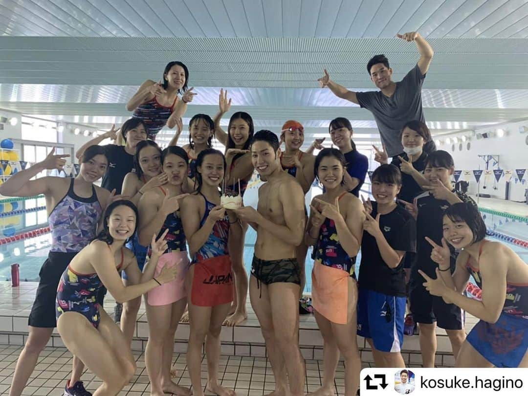 萩野公介のインスタグラム：「#repost @kosuke.hagino ・・・ 今日、誕生日でした！ ２６歳になりました🙌🎂  練習後にサプライズで 同じ誕生日の月と お祝いしてもらいました。  色々ある世の中ですが、 健康第一で 自分の目標に向かって走ります！  これからも応援よろしくお願いします☺️  #chaseyourdream #bridgestone  #justdoit  #nike」