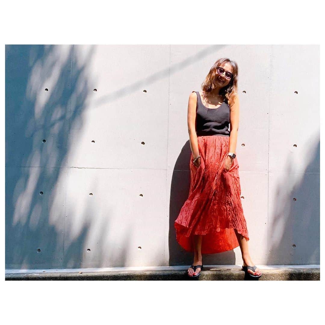 李ヒャンさんのインスタグラム写真 - (李ヒャンInstagram)「夏だ☀️ 黒×ピンクの合わせ好き。 酷暑にはカップ付きキャミがやっぱり大活躍。(SALE中☝️) キャミもスカートも @herfee_official です。 #fashion #style #outfits #ootd #herfee #herfee_official」8月15日 13時50分 - 73hyang